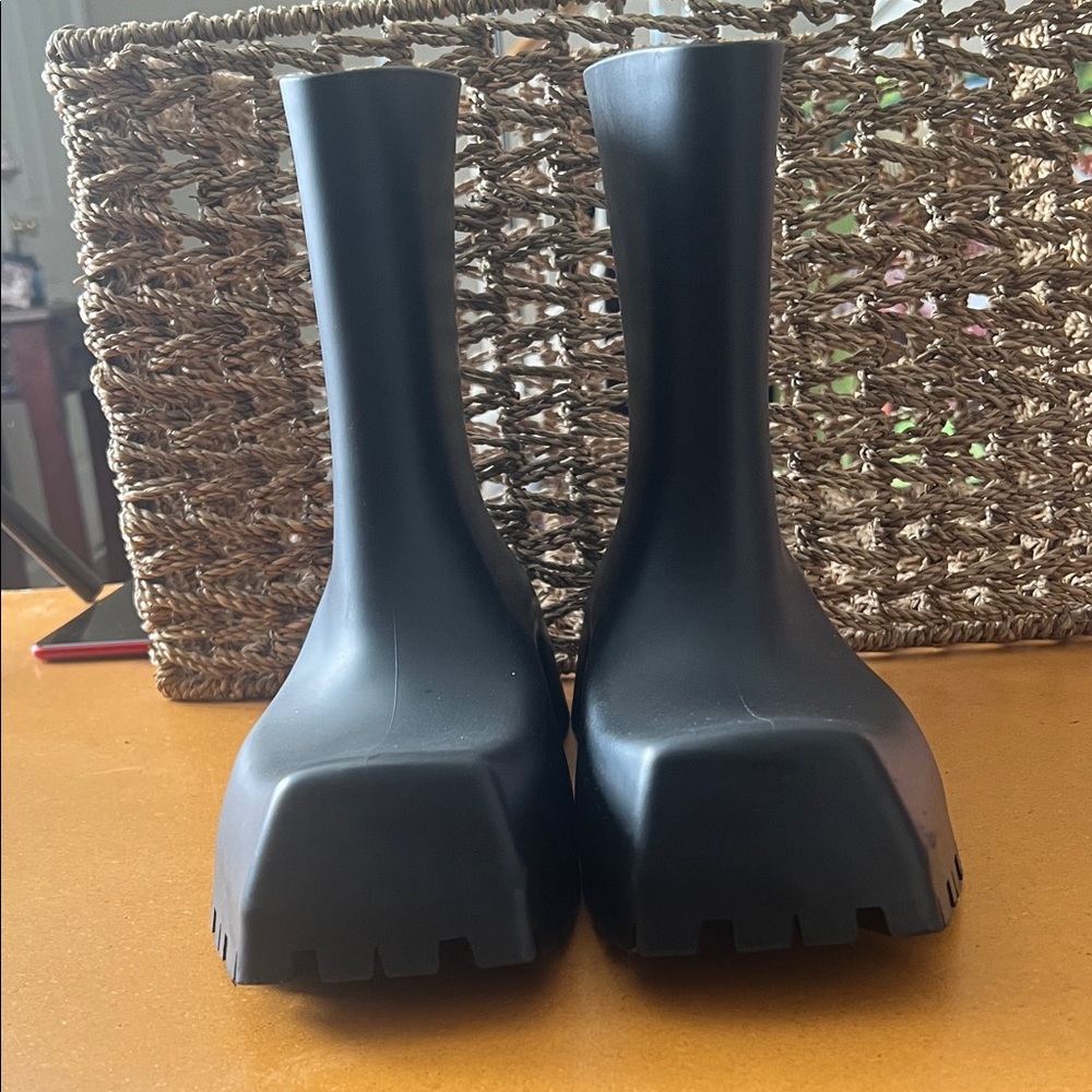 Chic Black Platform Heeled Boots